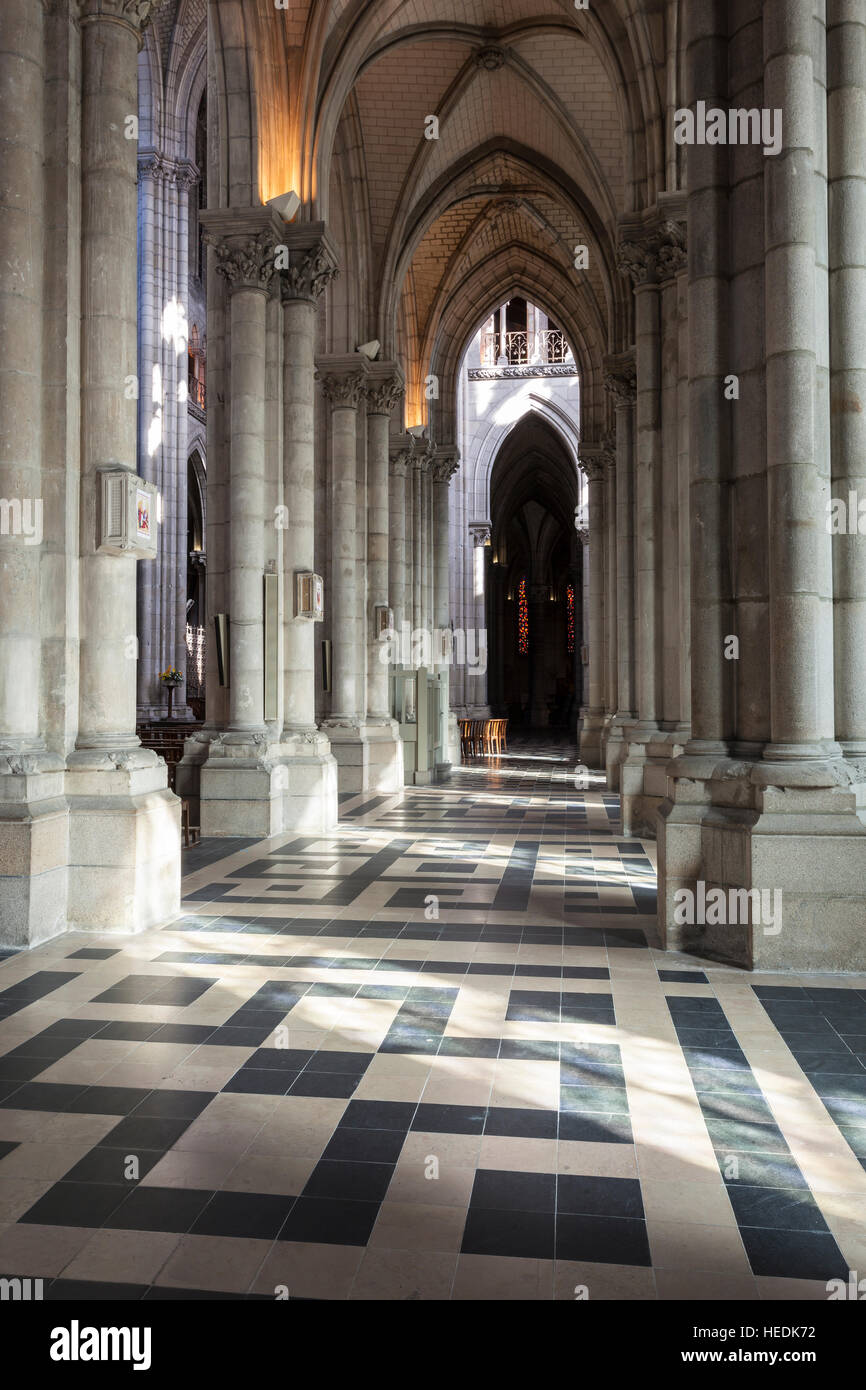 El interior de la Basílica de San Nicolás en la ciudad de Nantes, Francia. Foto de stock