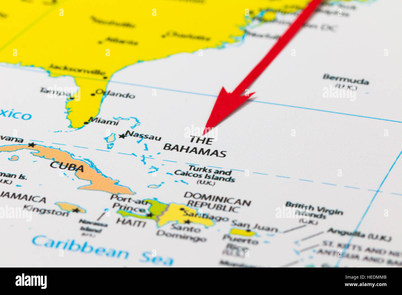 Flecha roja que apunta las islas Bahamas en el mapa del continente de América del Norte y el Caribe Foto de stock