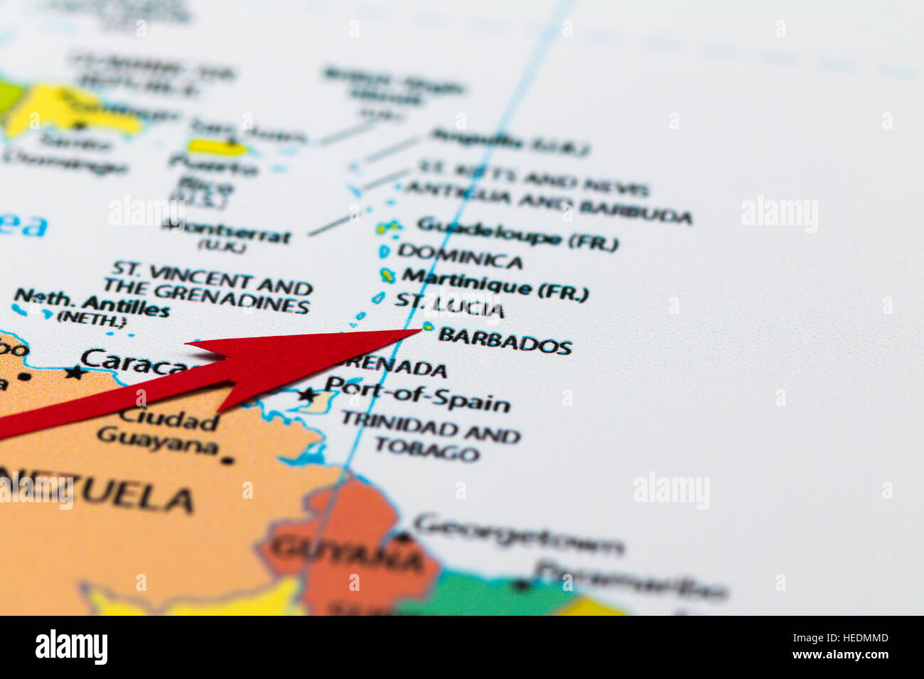 Flecha roja que apunta la isla de Barbados en el mapa del continente de América del Sur y el Caribe Foto de stock