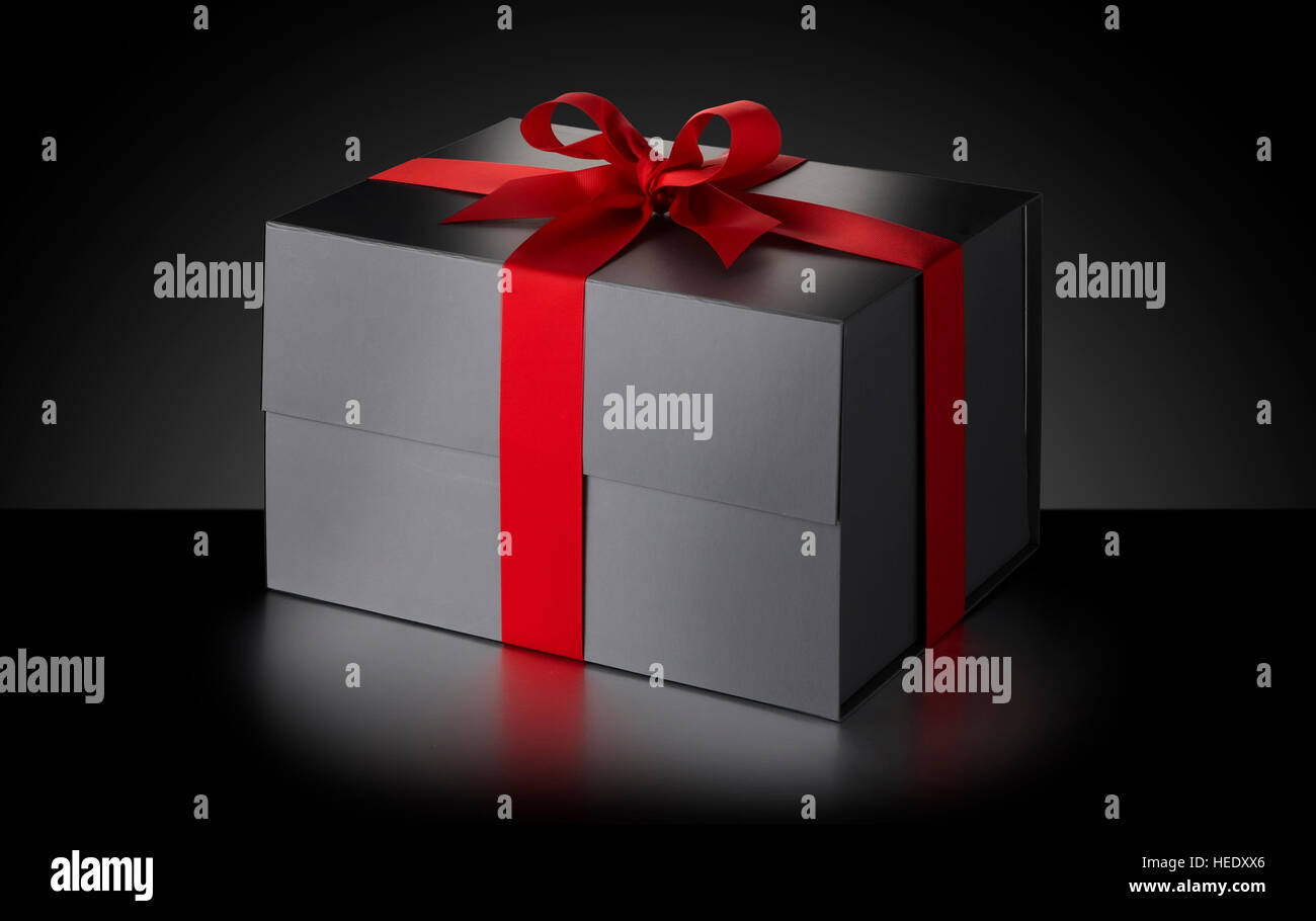 Caja de regalo obsequio cesta envuelto sorpresa lazo cinta cumpleaños Navidad Foto de stock
