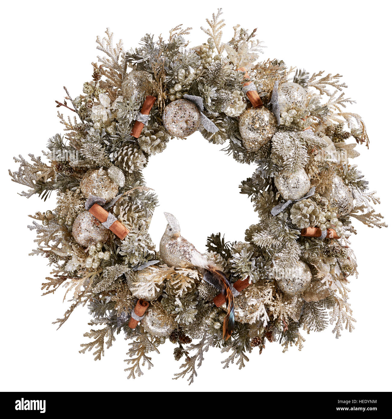 Decoración navideña con corona cortada en una puerta festiva elegante circular tradicional redonda festiva Foto de stock