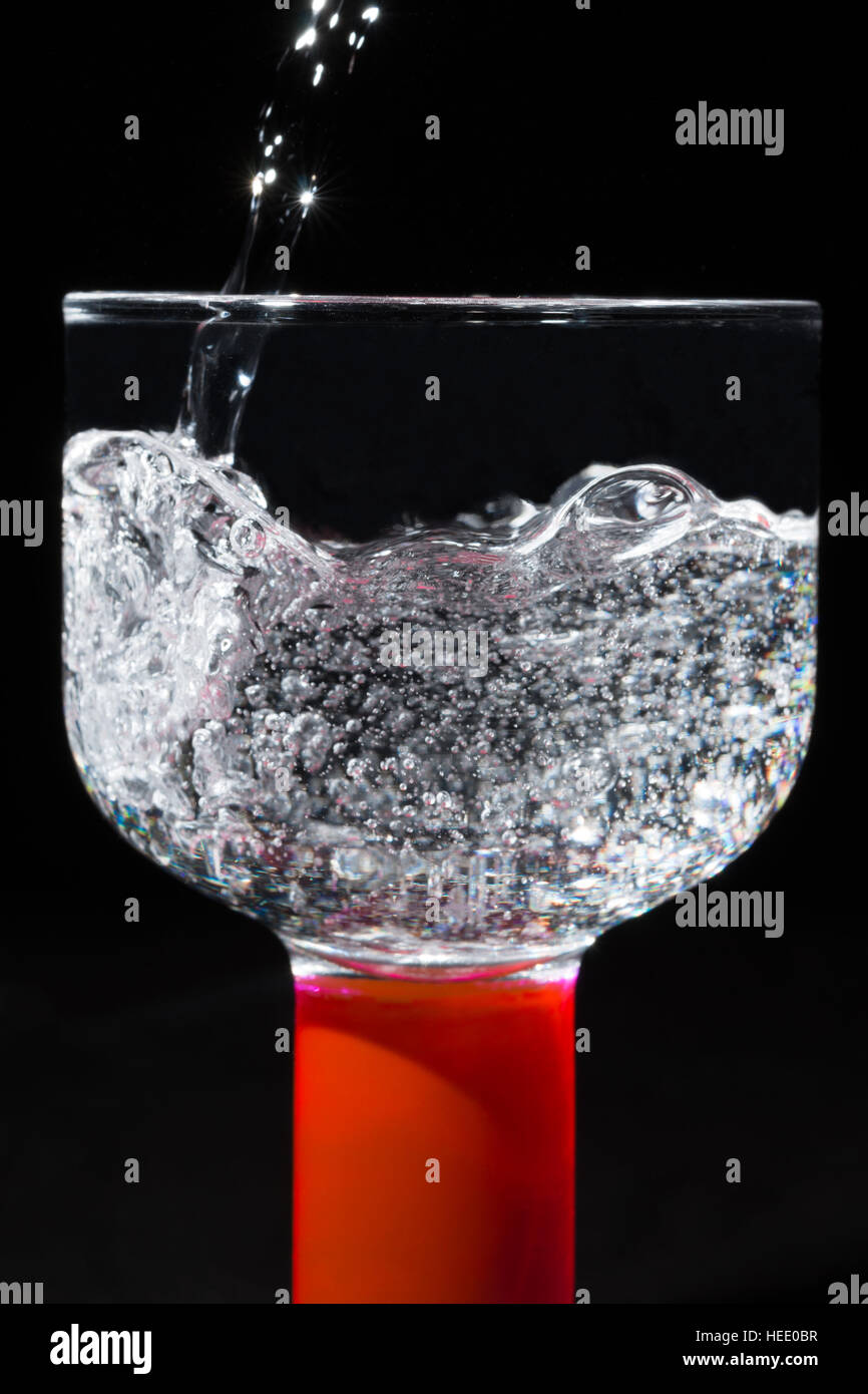 Un vaso lleno con agua cristalina pura, hierve y forma un montón de burbujas  Fotografía de stock - Alamy