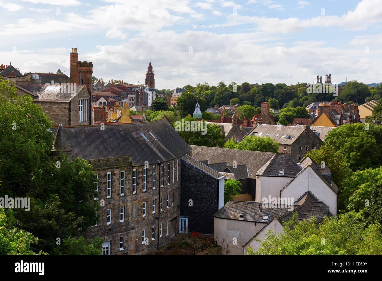 Vista aérea a través de la pintoresca aldea de Dean, Edimburgo, Escocia, Reino Unido Foto de stock