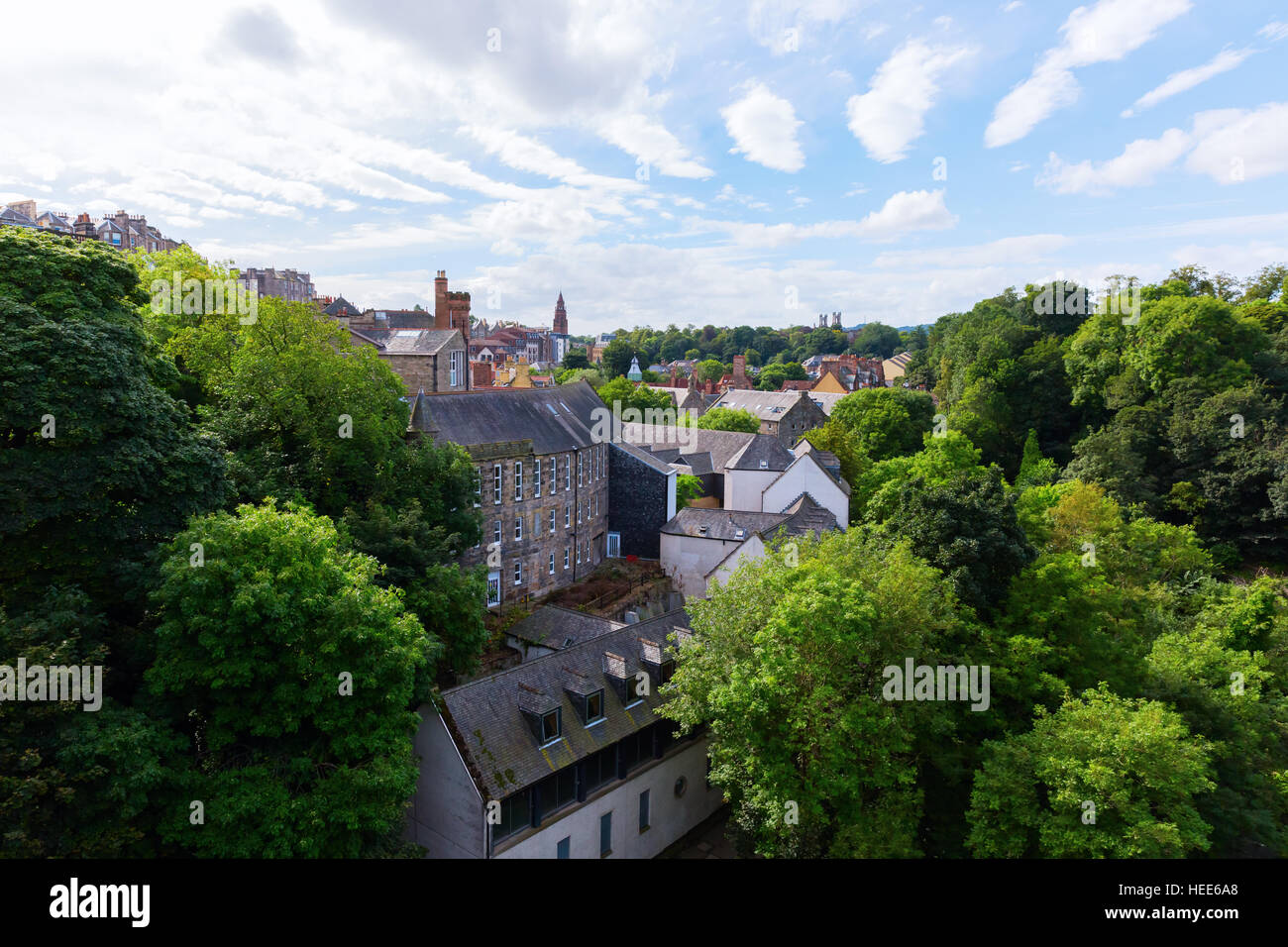 Vista aérea a través de la pintoresca aldea de Dean, Edimburgo, Escocia, Reino Unido Foto de stock