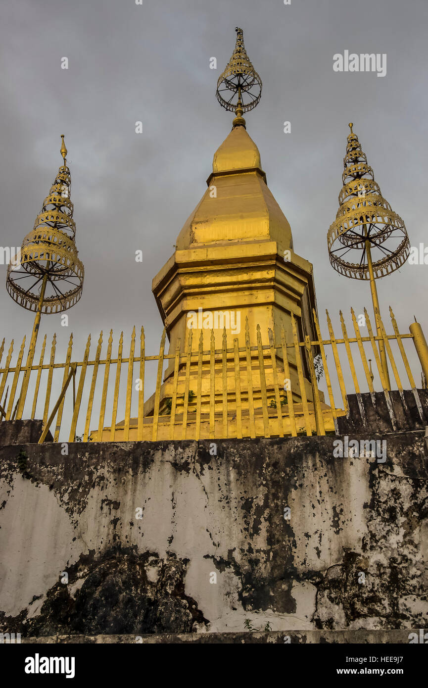 La ciudad de Luang Prabang al atardecer que sobre la colina Phousi Chomsi Foto de stock
