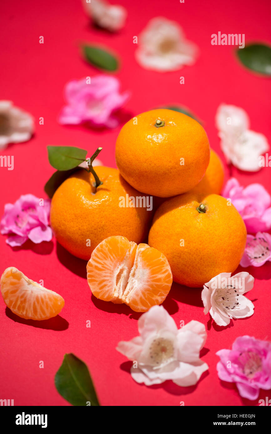 La decoración del año nuevo chino. Mandarín naranja sobre fondo rojo. Foto de stock