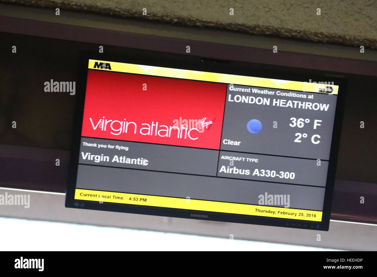 Pantalla de vuelo en la puerta de embarque en el aeropuerto internacional de Miami Foto de stock