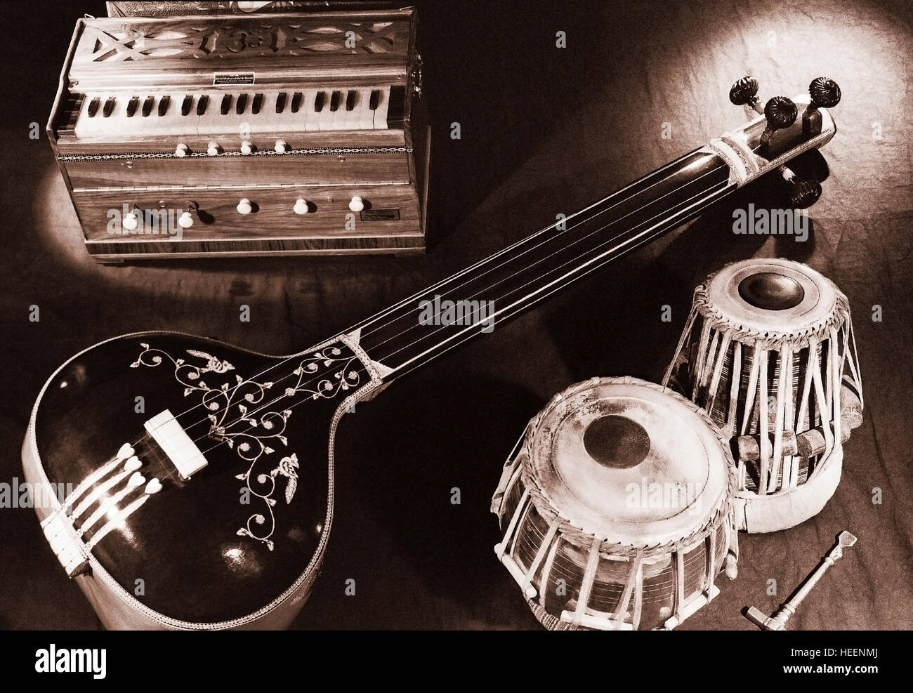 Instrumentos de música clásica india Tabla, armonio Tamboori