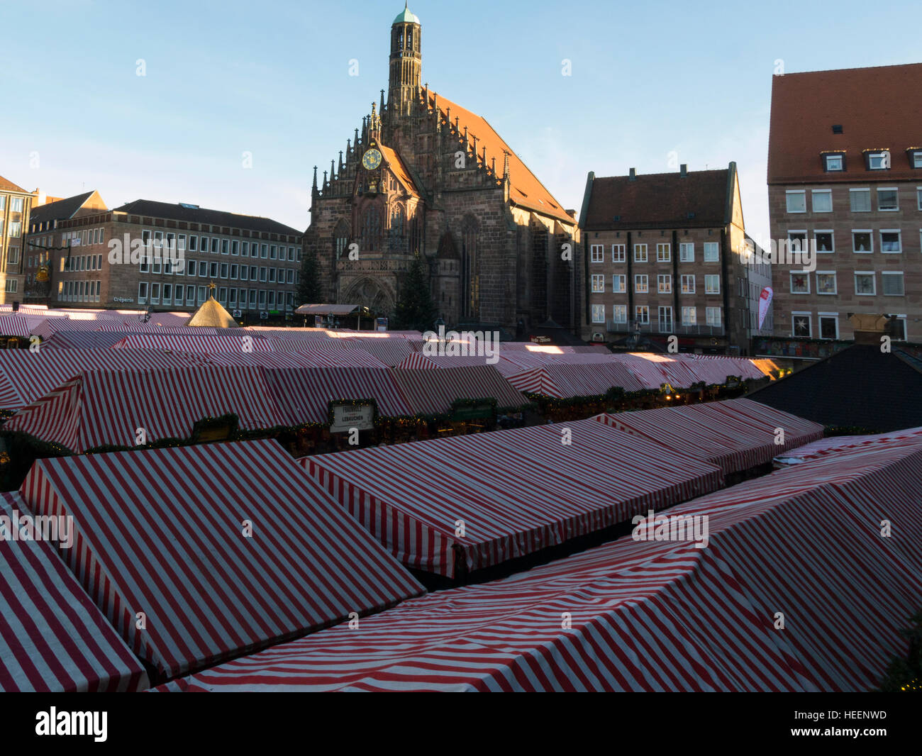 Vista a través de los puestos de mercado Hauptmarkt de Navidad a la Iglesia de Nuestra Señora de Nuremberg Alemania Baviera popular destino turístico de la UE Foto de stock