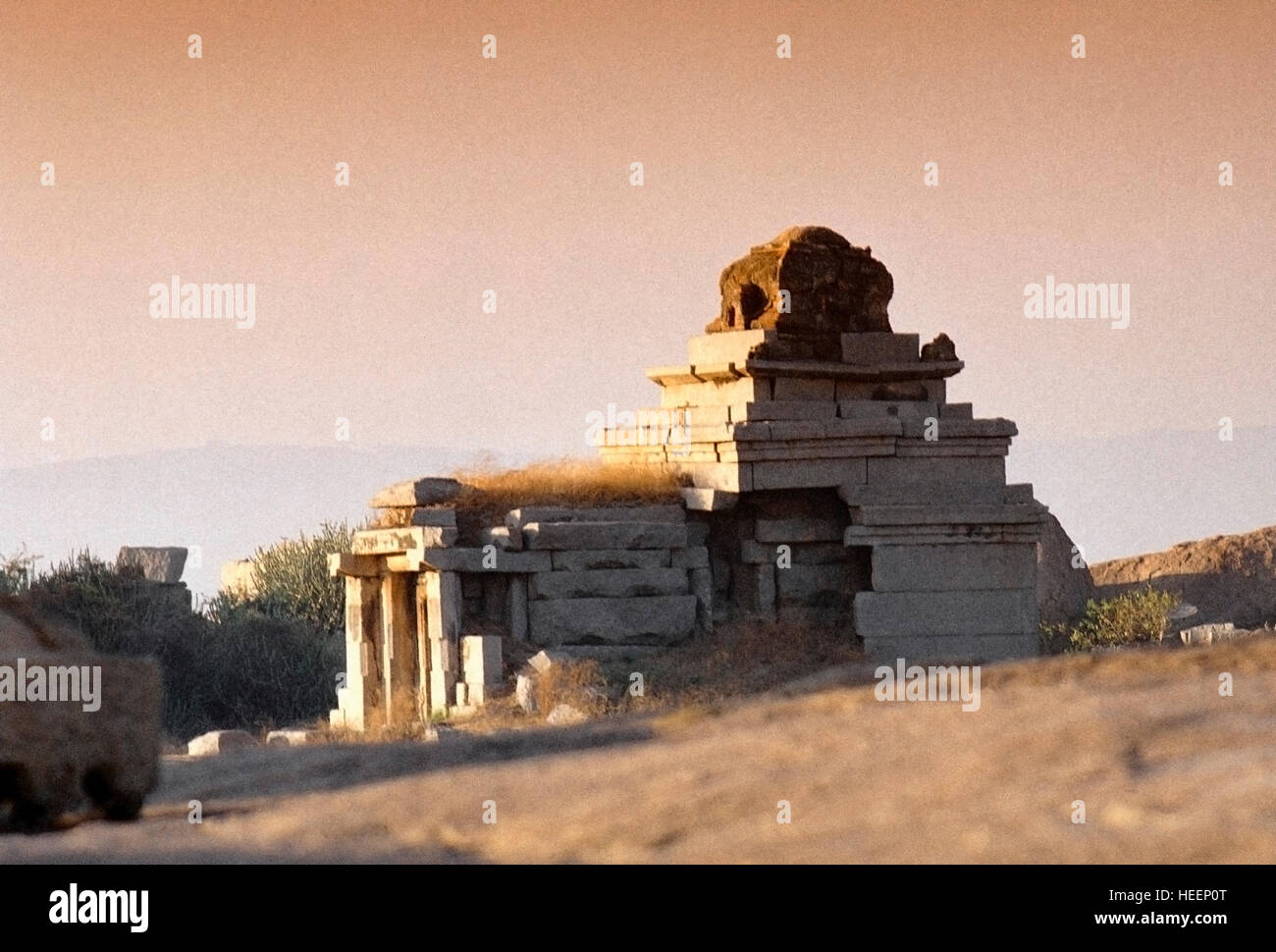 Hampi fue una vez la capital de uno de los mayores imperios de la historia de India. Imperio Vijayanagar en su apogeo (siglo xvi) controla el e Foto de stock