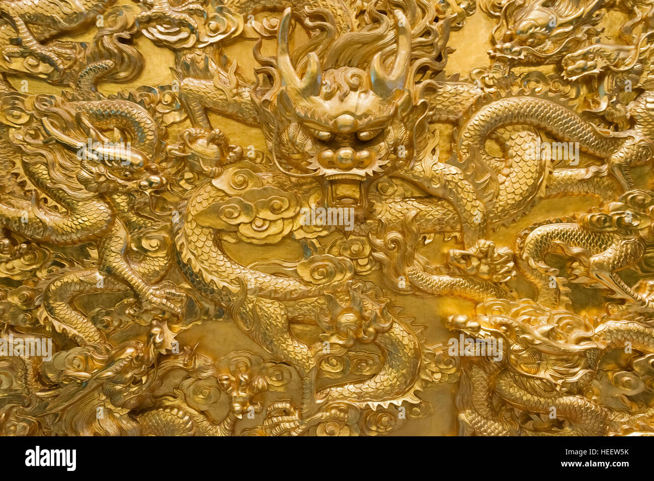 Muro decorado con Golden Dragon, Yangzhou, provincia de Jiangsu, China Foto de stock