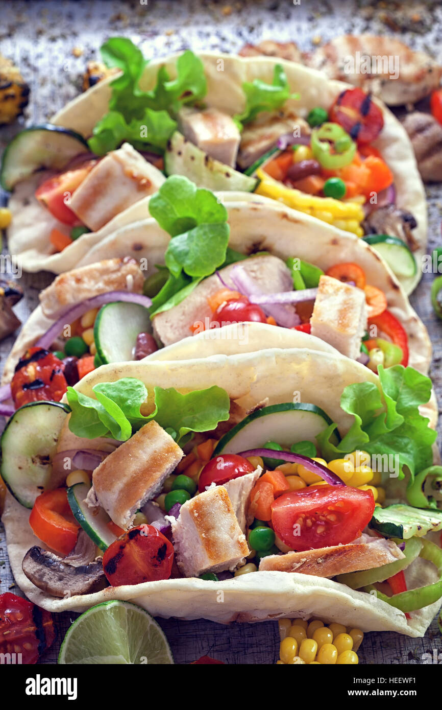 Las tortillas de maíz mexicanas tacos con pollo y verduras Fotografía
