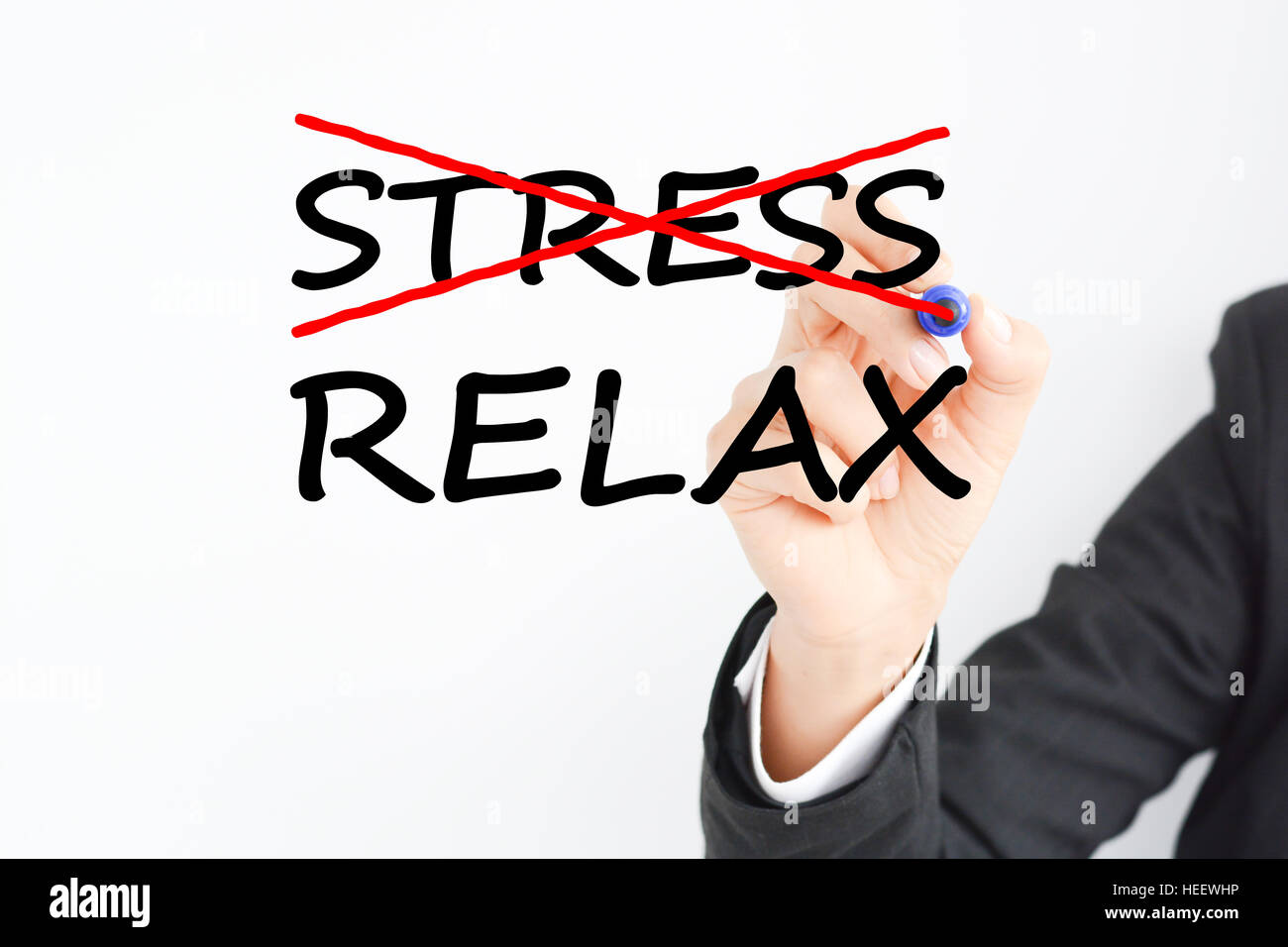 Reduzca el estrés laboral para relajarse en la oficina Foto de stock