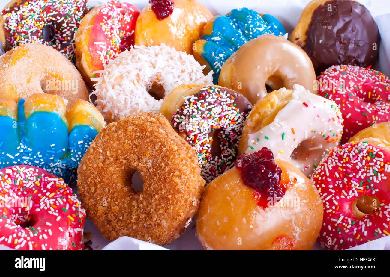 Colores surtidos donuts en la casilla Foto de stock
