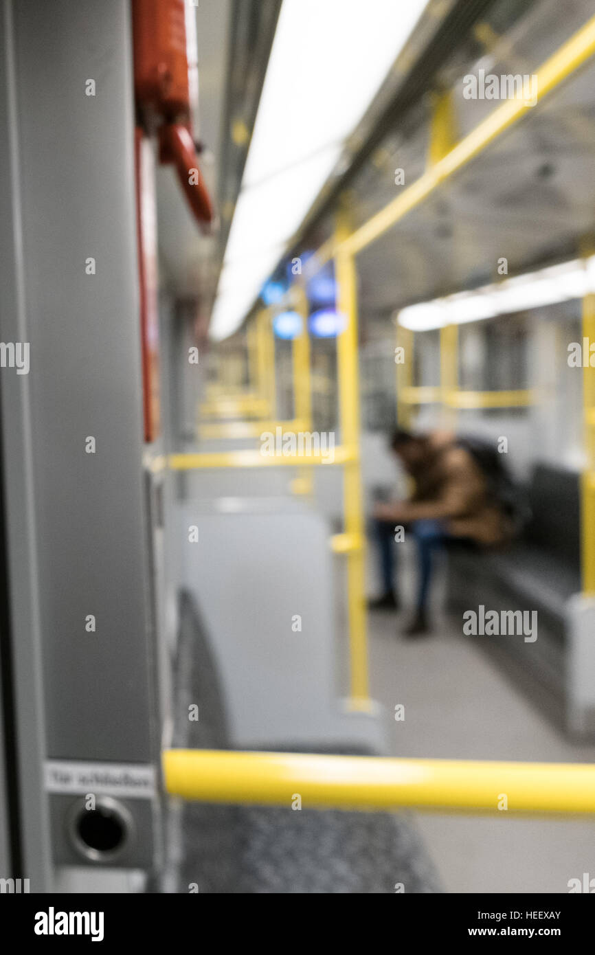 Una sola persona en la BVG metro (U-Bahn) y tren de metro en Berlín, Alemania. Foto de stock