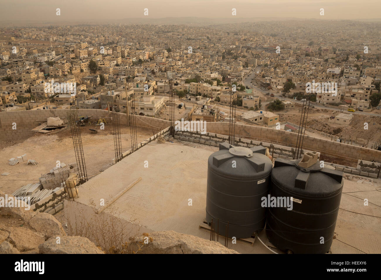 Tanques de almacenamiento de agua sentarse en una azotea en Zarqa, Jordania. Foto de stock