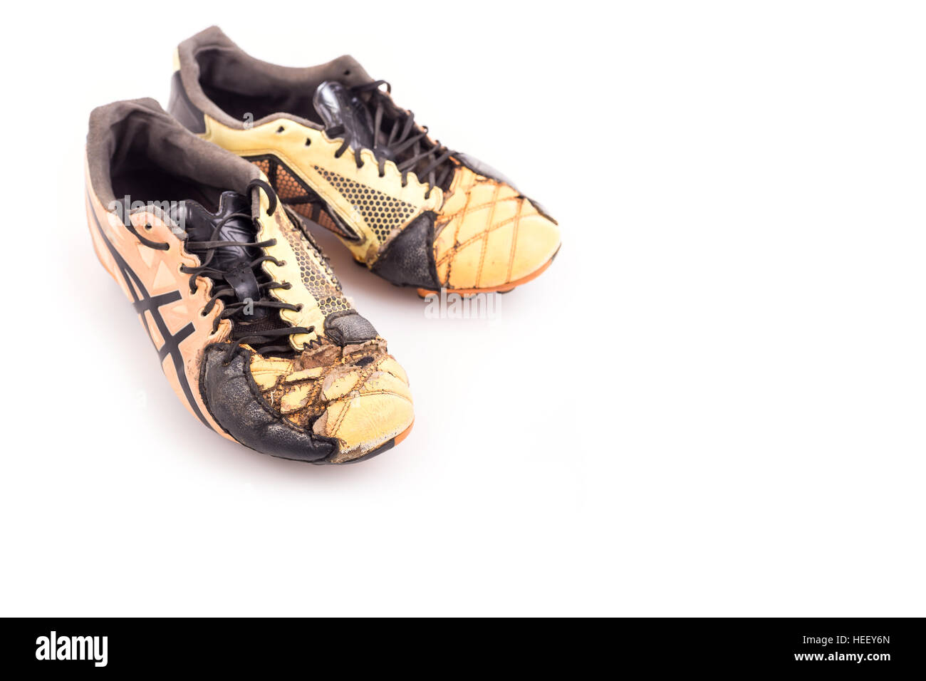Viejos zapatos de fútbol aislado sobre fondo blanco Fotografía de stock -  Alamy