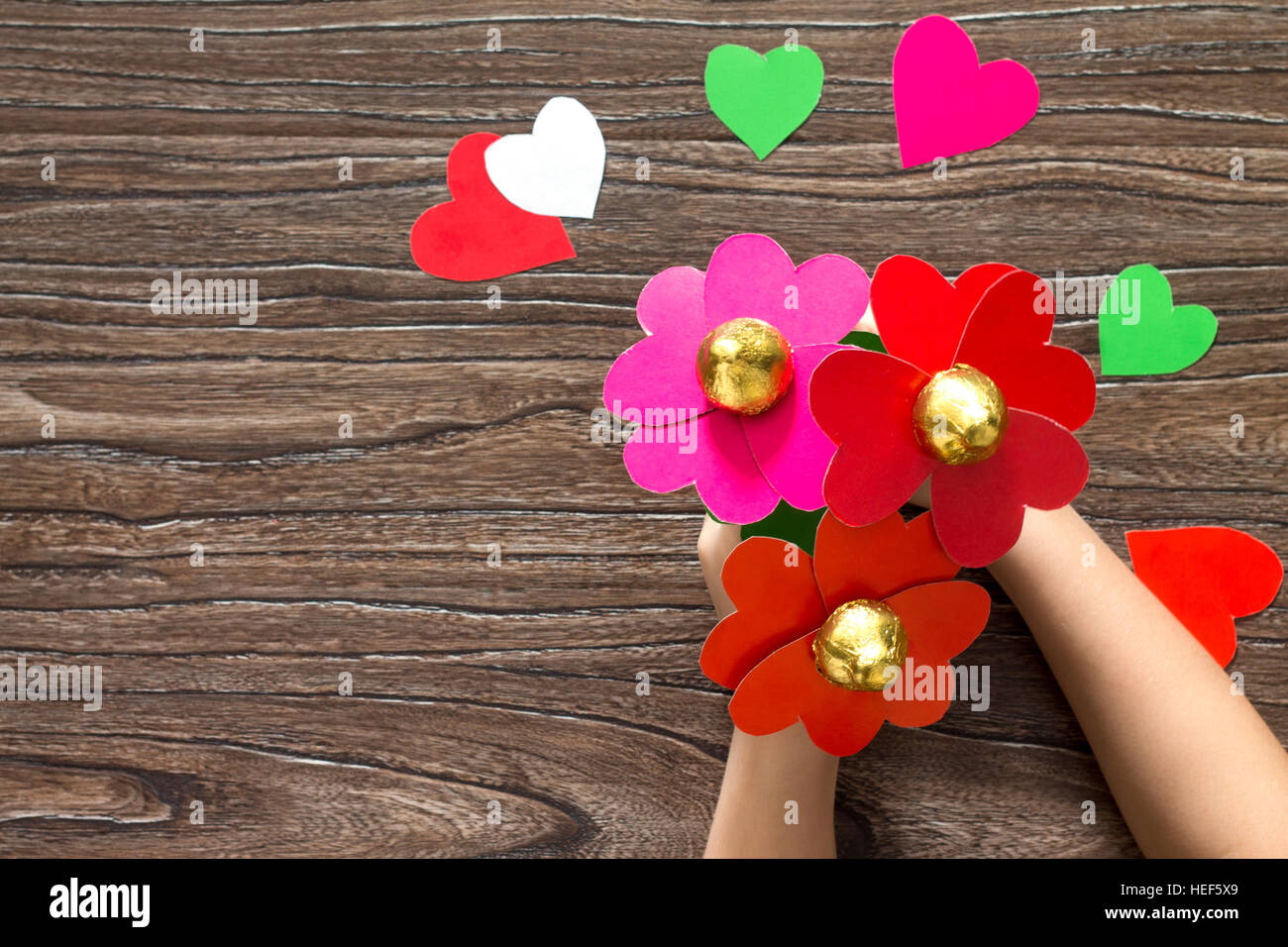 Regalo para niños. Corazón un ramo de flores hechas de papel y dulces en el día de San Valentín. Children's art project, una artesanía para niños. Hechos a mano Fotografía de stock - Regalo para niños. Corazón un ramo de flores hechas de papel y dulces en el día de San Valentín. Children's art project, una artesanía para niños. Hechos a mano Fotografía de stock -