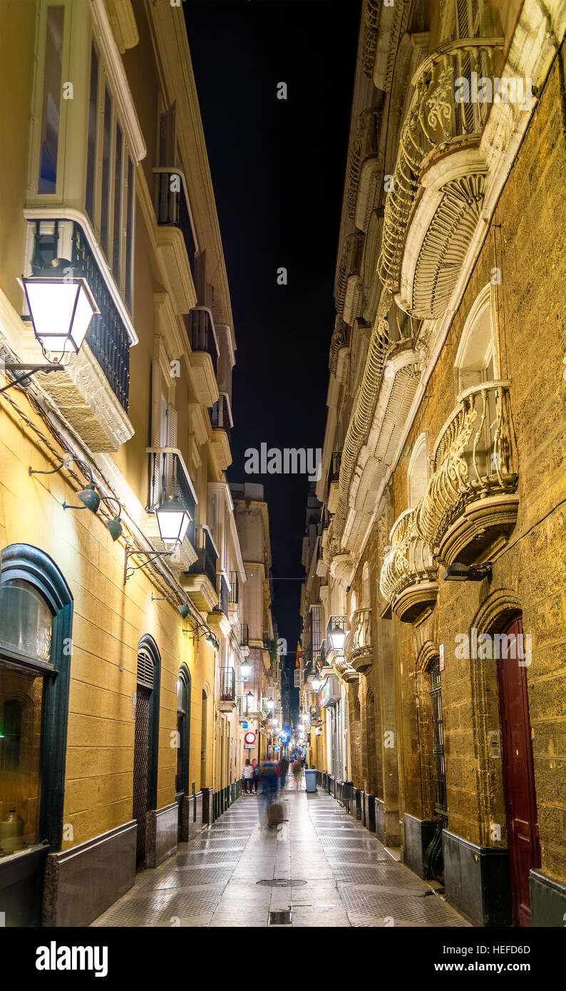 Calles estrechas en el casco antiguo de Cádiz - España Fotografía de stock  - Alamy