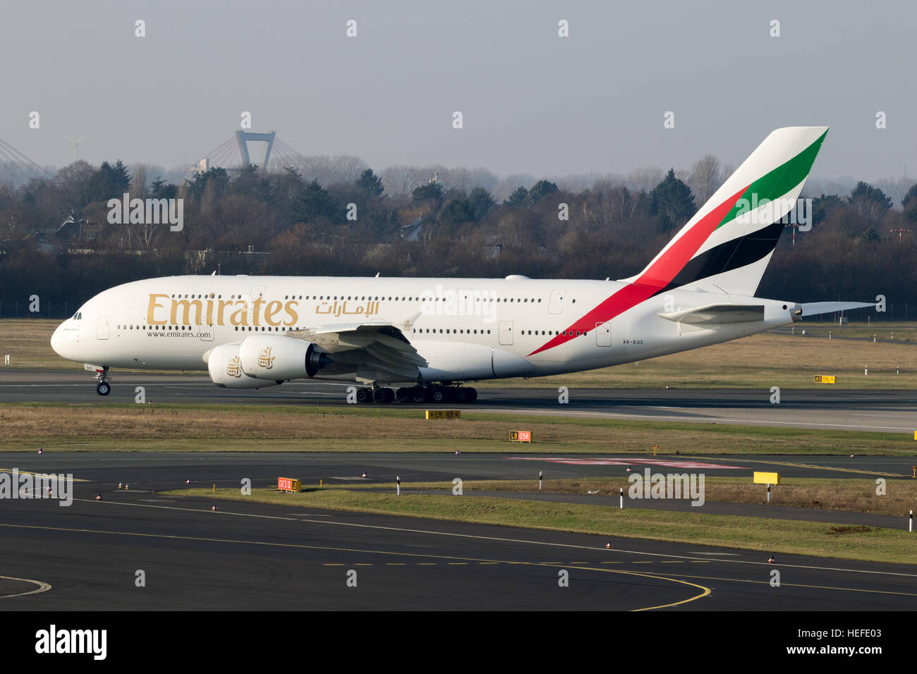 Airbus A380 de Emirates de rodadura de la pista después de aterrizar en el aeropuerto de Dusseldorf Foto de stock