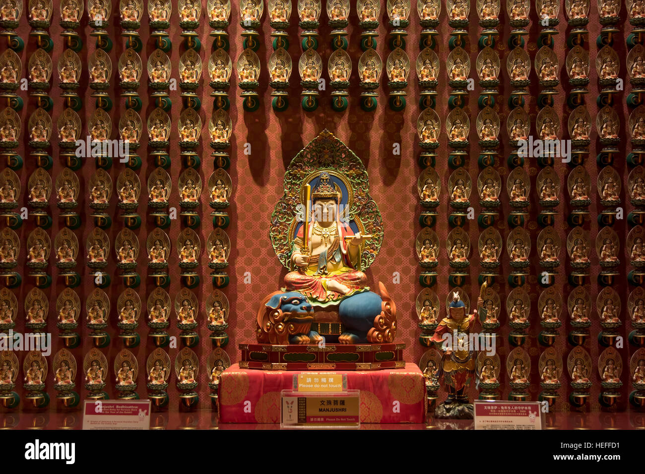 Interior del templo de la Reliquia del Diente de Buda en Chinatown, Singapur Foto de stock