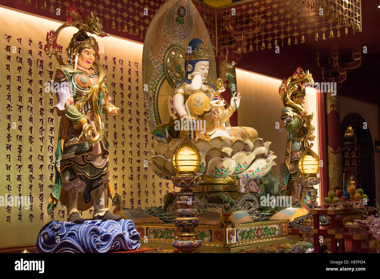 Interior del templo de la Reliquia del Diente de Buda en Chinatown, Singapur Foto de stock