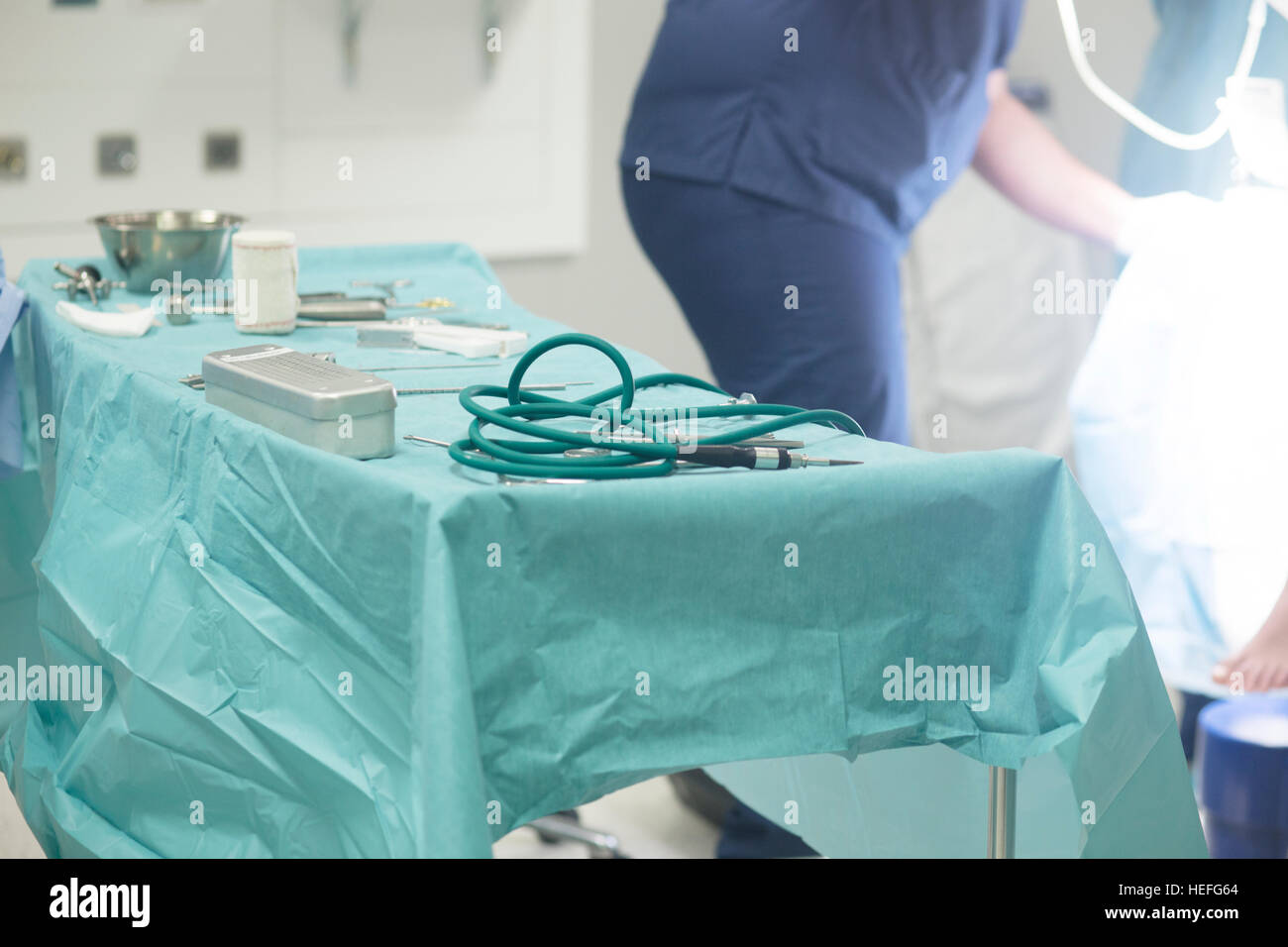 Tabla de instrumental quirúrgico estéril con instrumentos listos para la  sala de urgencias quirófano operación Fotografía de stock - Alamy
