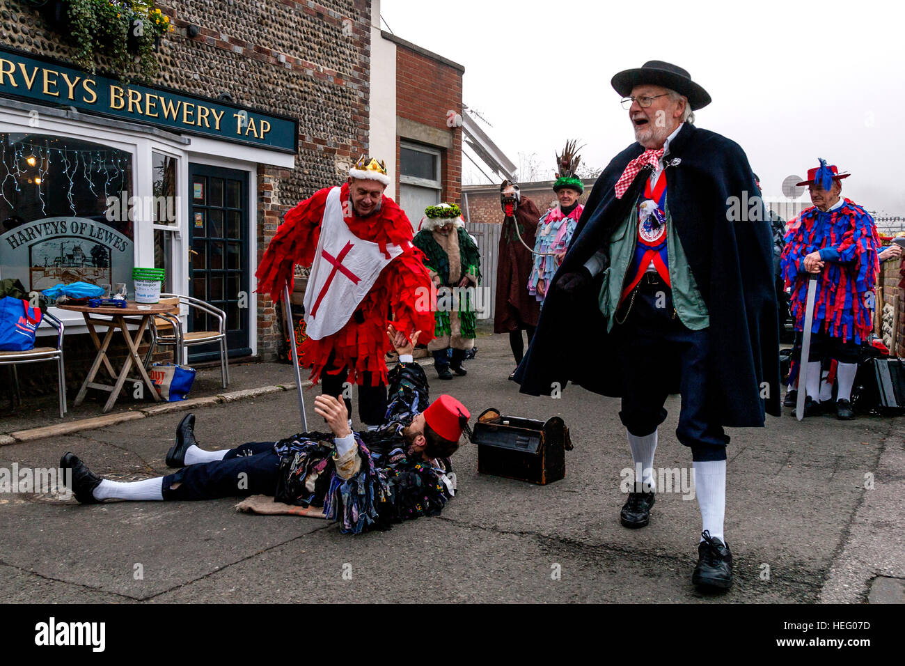 Ditchling Mummers realizar un juego tradicional en ayuda de la caridad en el centro de la ciudad de Lewes, Lewes, Sussex, Reino Unido Foto de stock