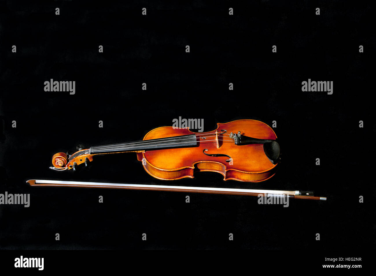 Mi viejo violín y arco como un bodegón con fondo negro Foto de stock