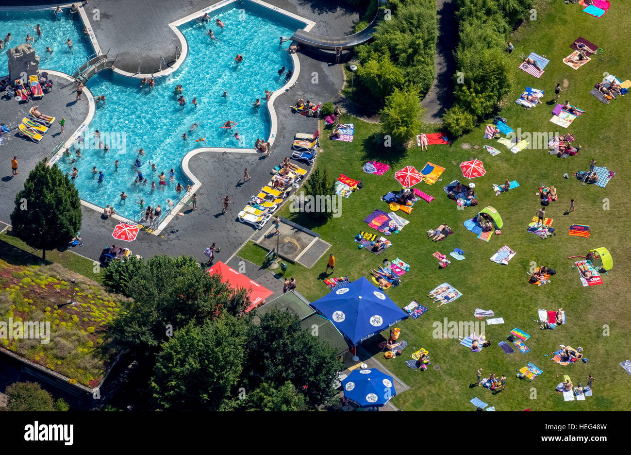 Vista aérea, los bañistas en el Atlantis piscina descubierta, solarium de césped, Dorsten, districto de Ruhr, Renania del Norte-Westfalia, Alemania Foto de stock