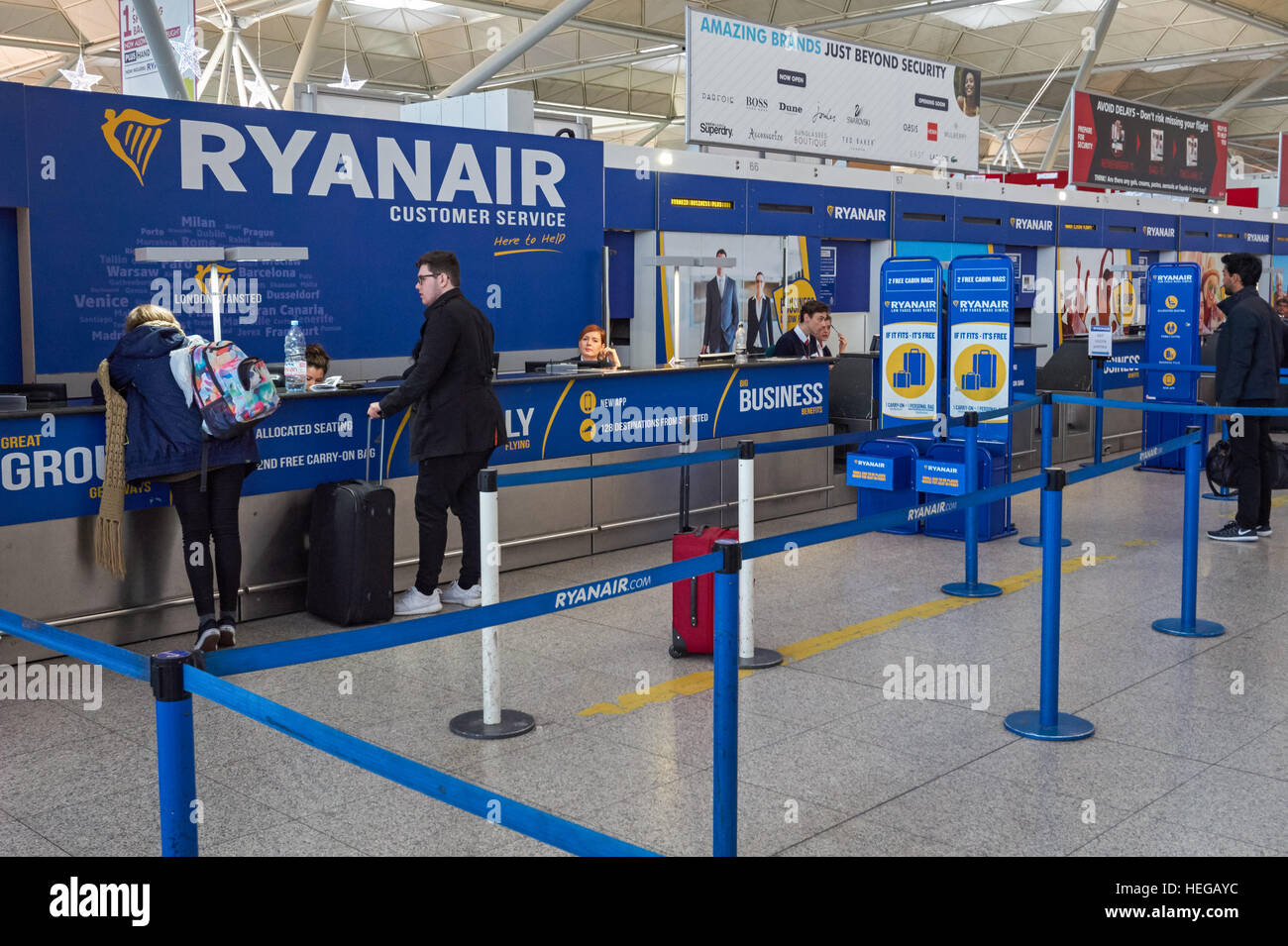 Todavía cinta limpiador Los mostradores de facturación de Ryanair en el Aeropuerto Stansted de  Londres Essex, Inglaterra, Reino Unido Fotografía de stock - Alamy