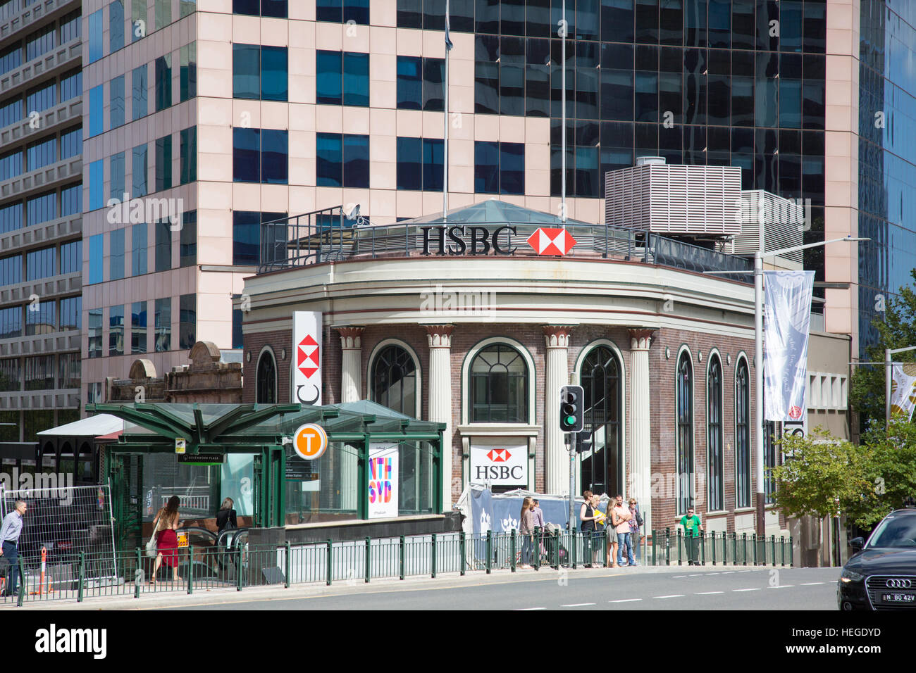 Sucursal del banco HSBC y entrada a la estación de trenes North Sydney