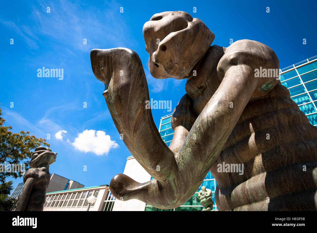 Alemania, Essen, esculturas de bronce en la parte delantera de la glas vestíbulo de la Philharmonie, Saalbau. Foto de stock