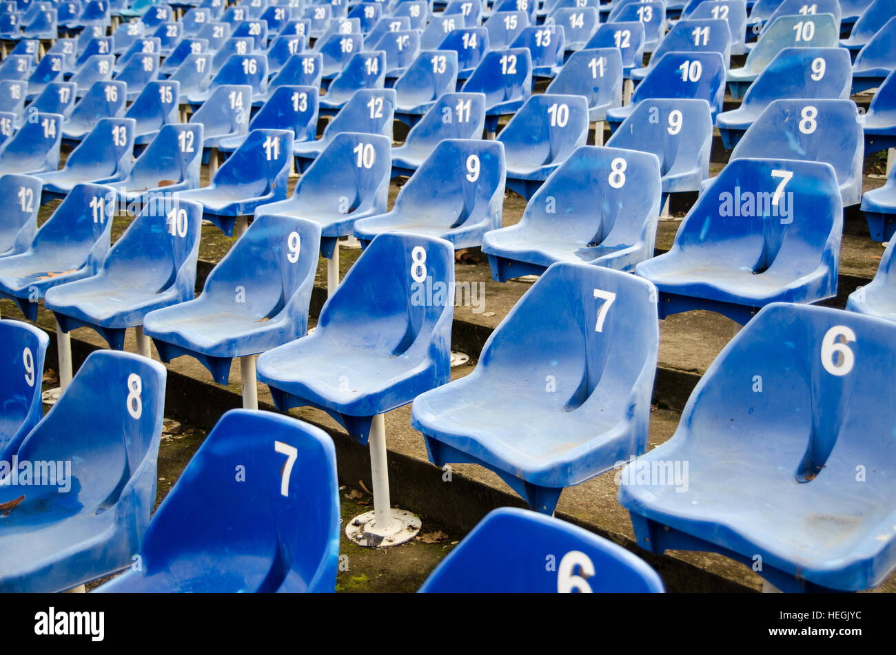 Vaciar el auditorio con sillas de plástico numerados azul Foto de stock