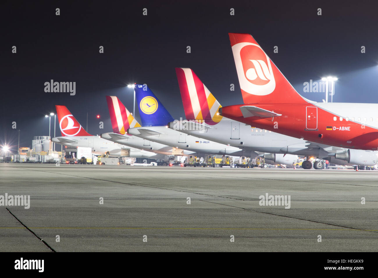 Muchas colas de diferentes compañías aéreas en el aeropuerto de Stuttgart, Foto de stock