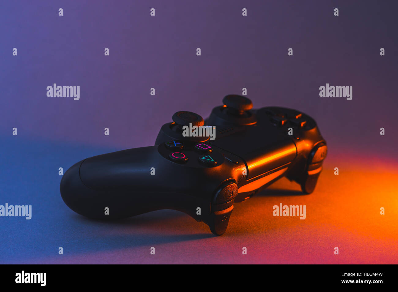 Playstation 4 negro juego dinámico iluminado con luces de colores. Foto de stock