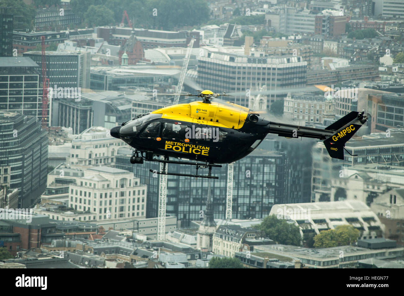 Helicóptero de la policía metropolitana de Londres sobre Londres. Foto de stock