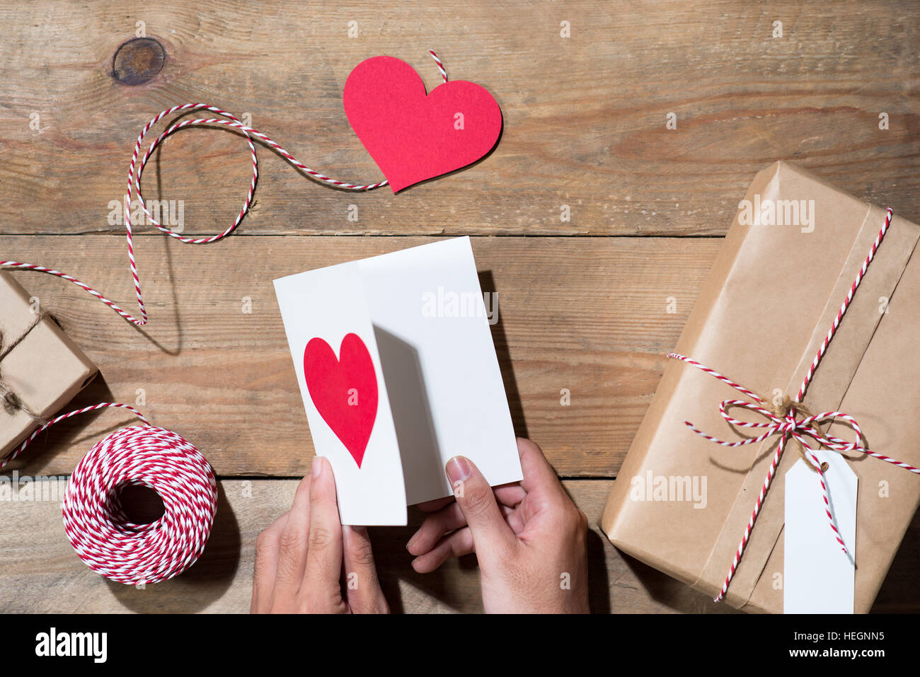 Cajas de Regalo artesanales con tarjetas de San Valentín Foto de stock