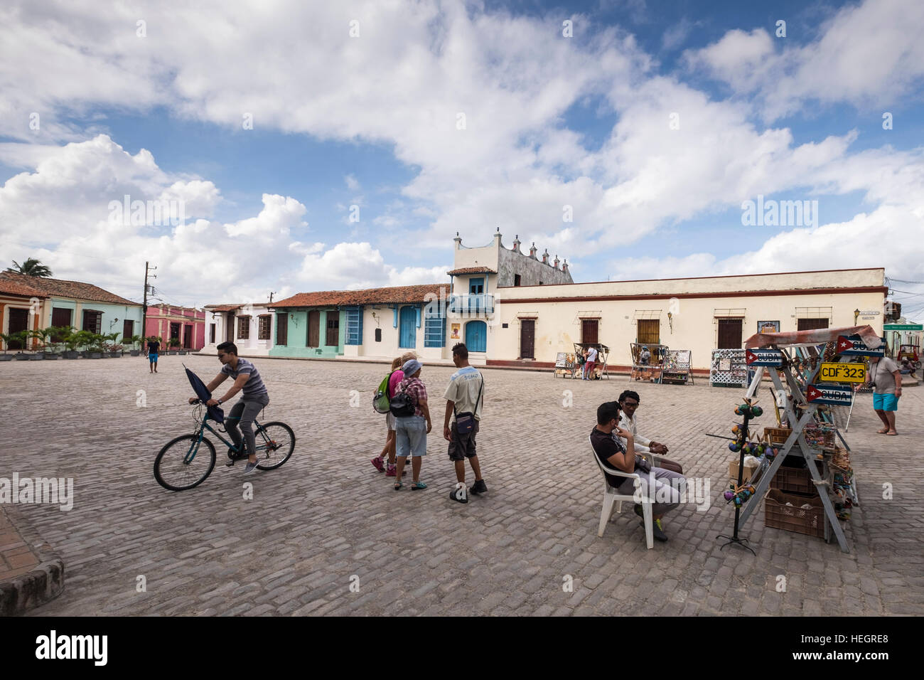 Plaza de San Juan de Dios con puestos de artesanía y turistas, Camagüey, Cuba Foto de stock