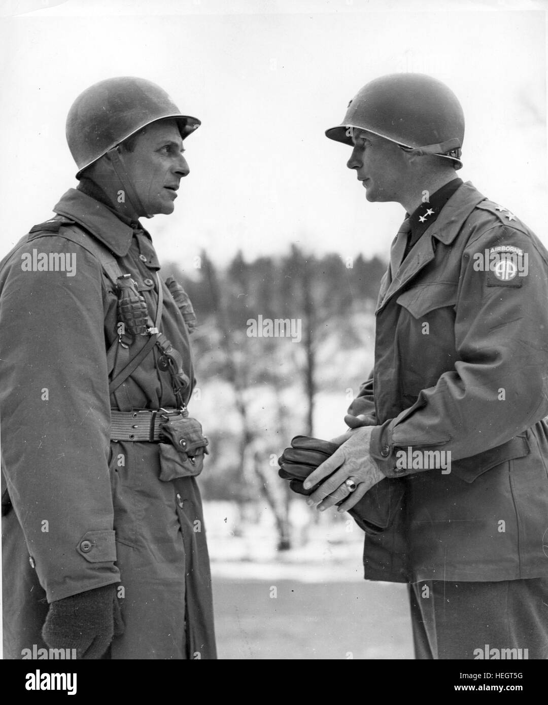 JAMES GAVIN a la derecha como Comandante General de la 82ª División Aerotransportada estadounidense confiere con el General Matthew Ridgway Comandante del XVIII Cuerpo de Ejército Aerotransportado el 19 de diciembre de 1944, durante la Batalla de las Ardenas. Foto cuerpo señal de US Foto de stock