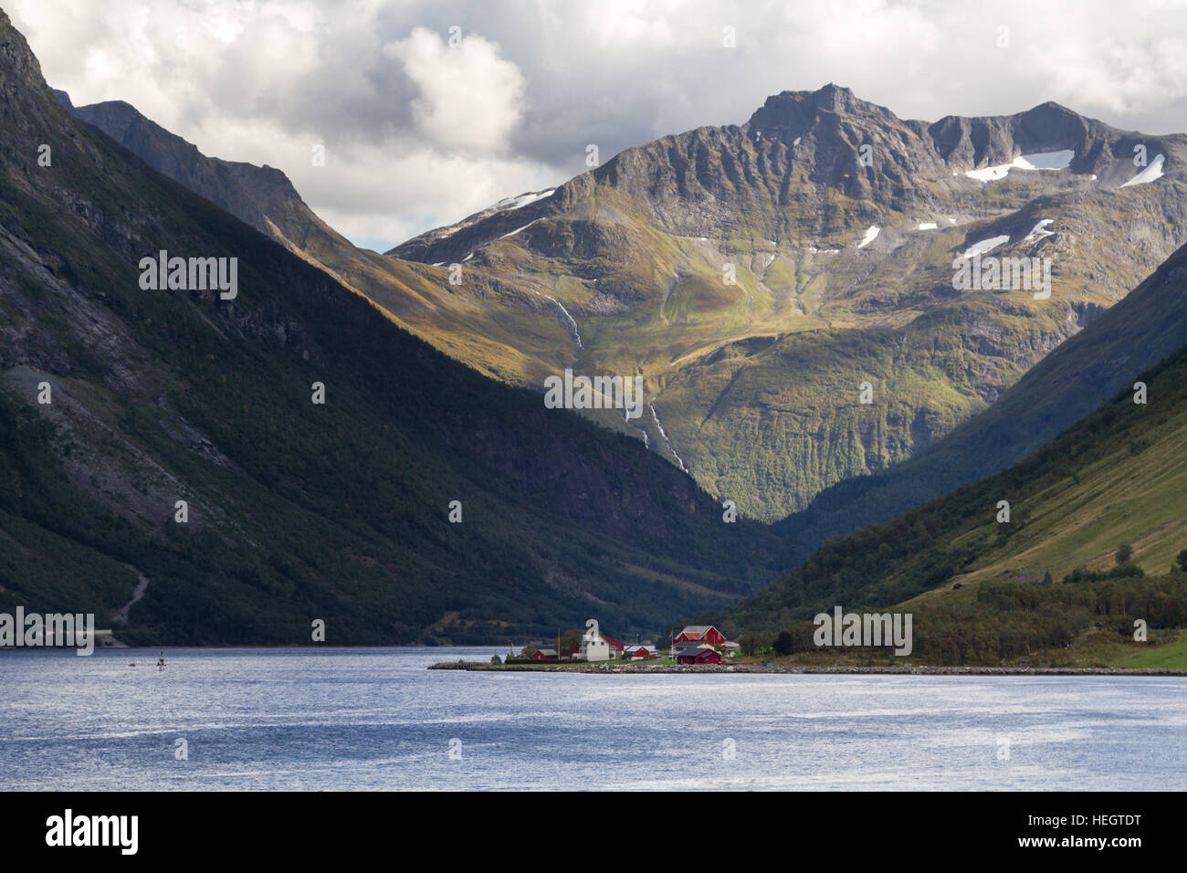 Paisaje dramático a Hjorundfjord, Noruega Foto de stock