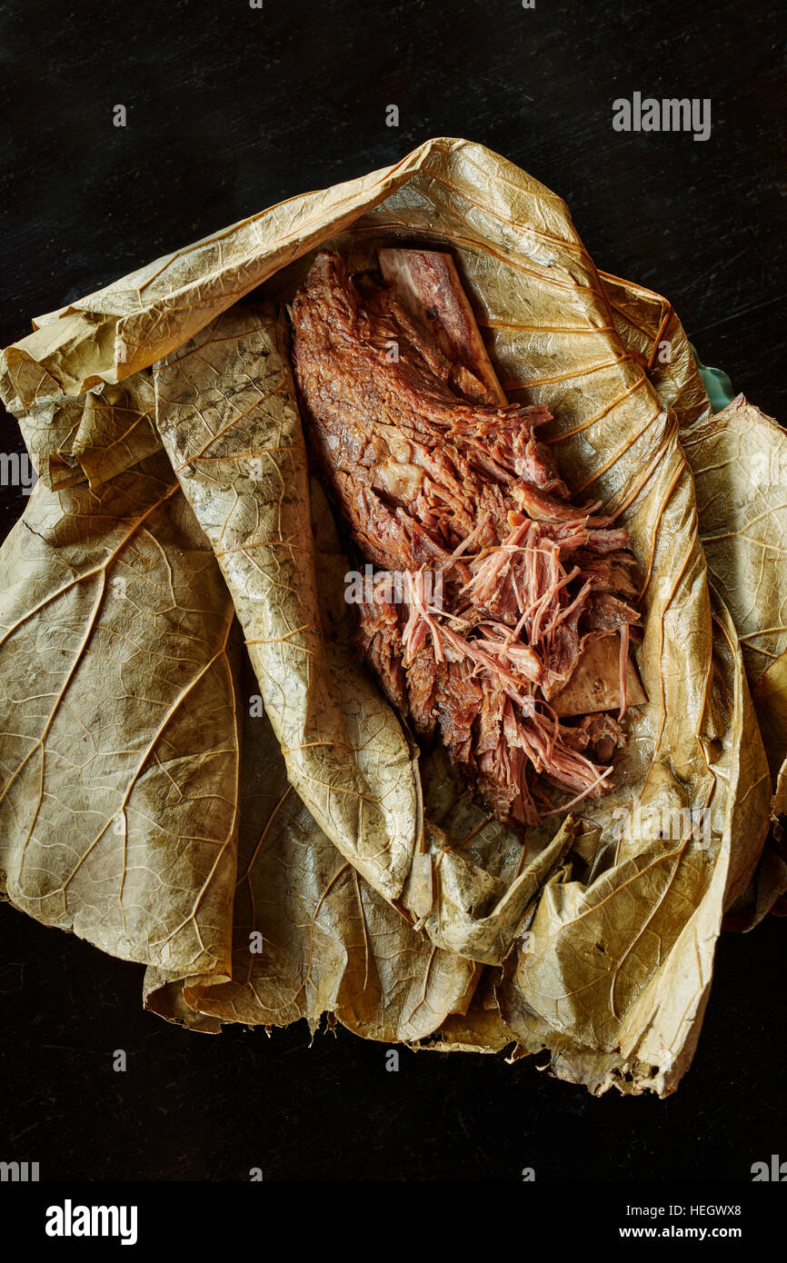 Chino cocinado lentamente costilla de carne envuelta en hojas de loto norte dish Hutong Shard restaurante chino Foto de stock