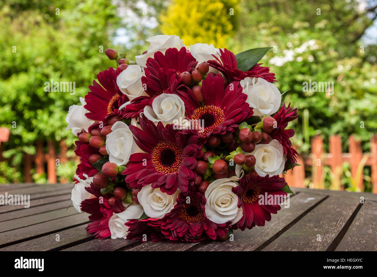 Boda ramo de rosas blancas y Gerberas rojas Fotografía de stock - Alamy