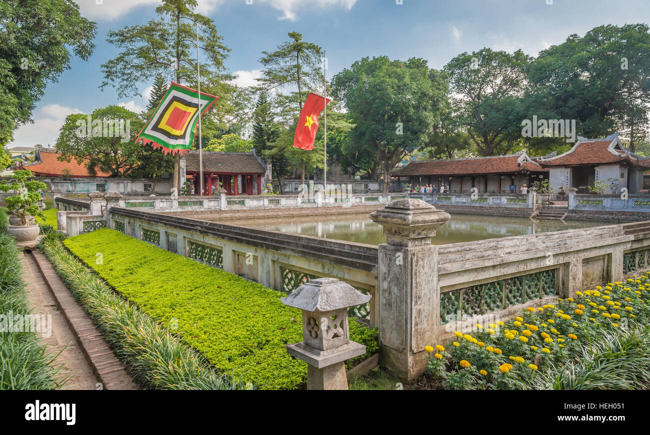 Patio con la piscina, banderas, y edificios tradicionales en el templo