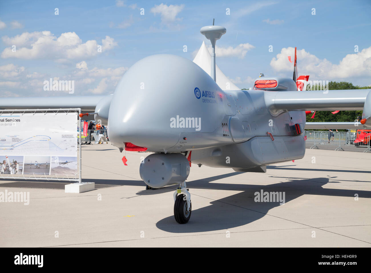 Berlín / ALEMANIA - JUNIO 3,2016: IAI Heron, una altitud media de larga resistencia del vehículo aéreo no tripulado (UAV) se encuentra en el aeropuerto de Berlín Foto de stock