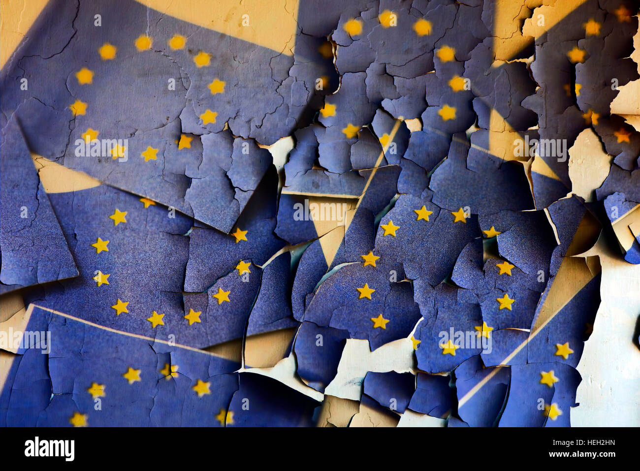 EU-Fahnen mit Rissen, Zerfall von Europa Foto de stock