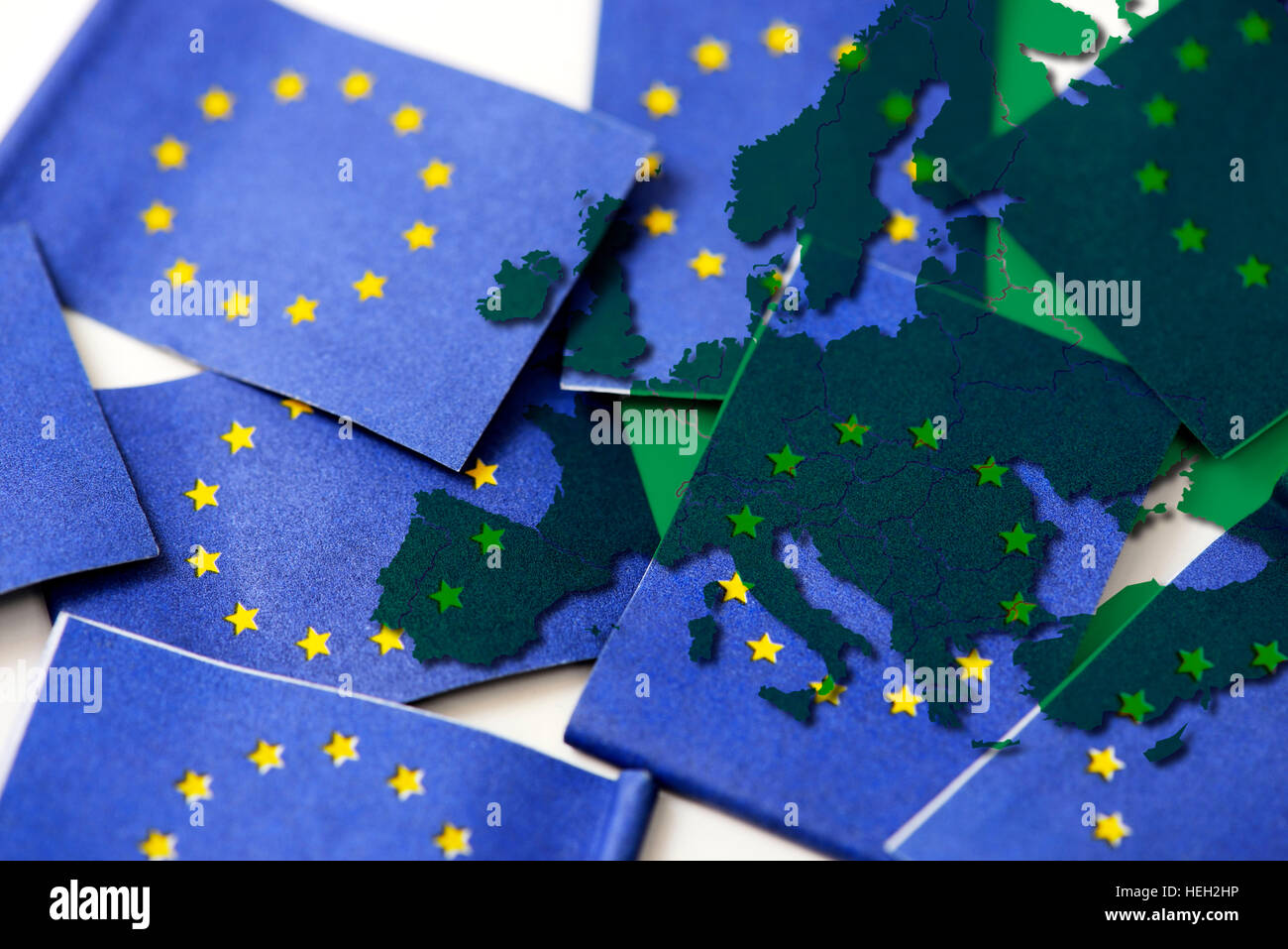EU-Fahnen mit Landkarte von Europa Foto de stock