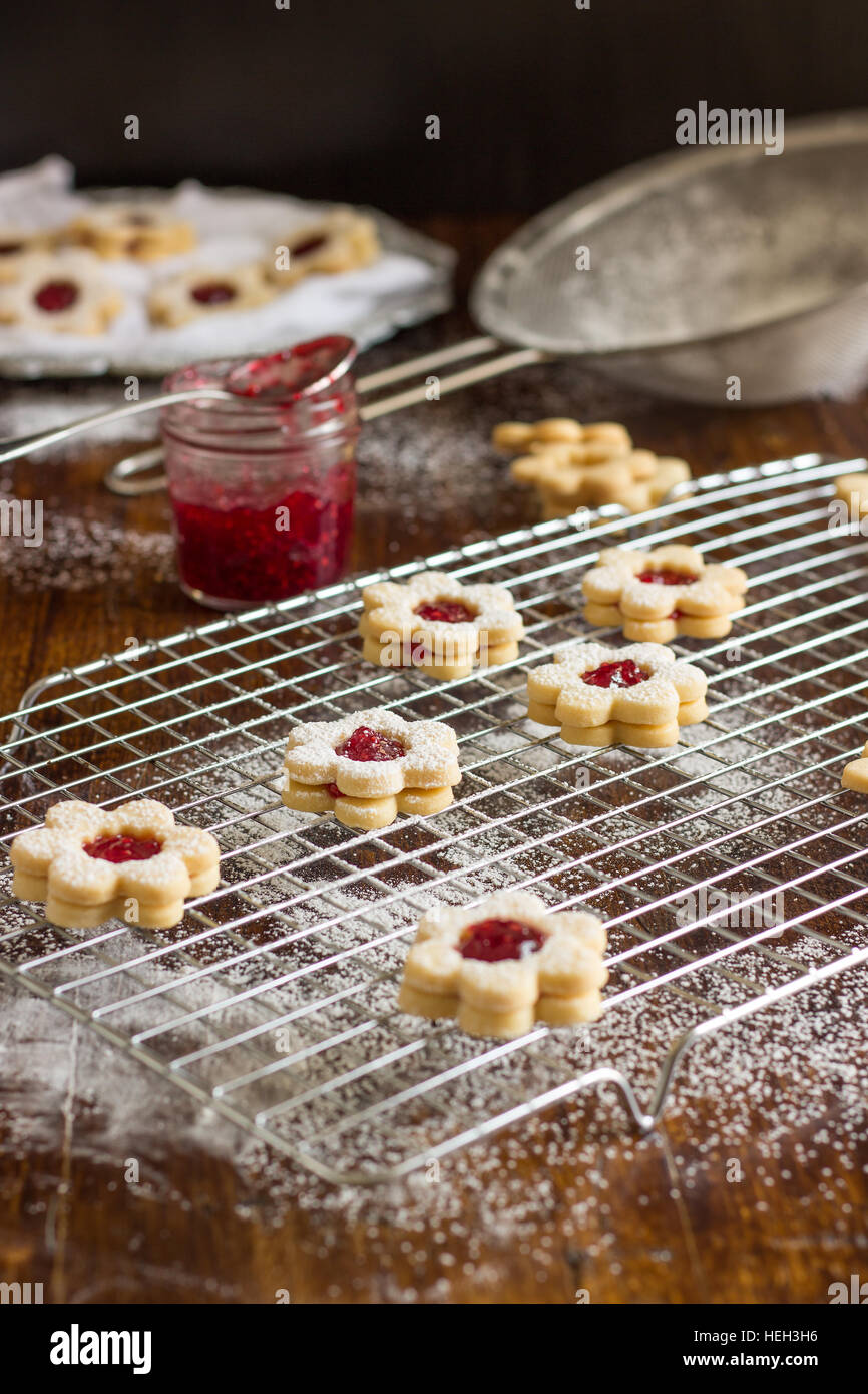 Linzer cookies caseros Foto de stock