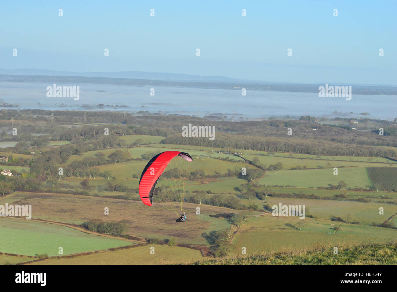 Un parapente en una fría mañana de niebla en diciembre en demonios Dyke en Brighton, West Sussex. Foto de stock