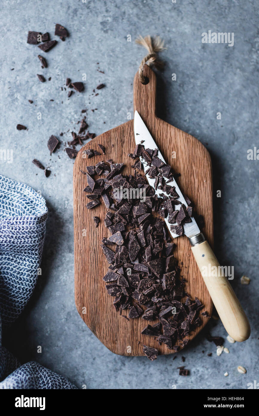 Chocolate picado sobre una tabla de cortar Foto de stock